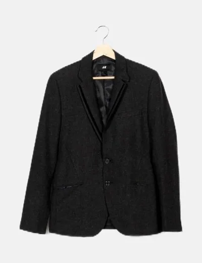 H&M Blazer negra detalle solapas